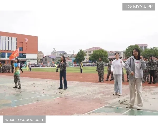 华南赛区展现温情瞬间,小运动员们赛后交换纪念品结下友谊 华南赛区展现温情瞬间,小运动员们赛后交换纪念品结下友谊